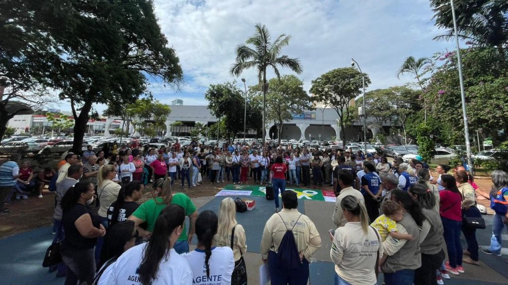 Após anúncio de cortes, servidores da saúde protestam na frente da Prefeitura: “a gestão não dialoga”