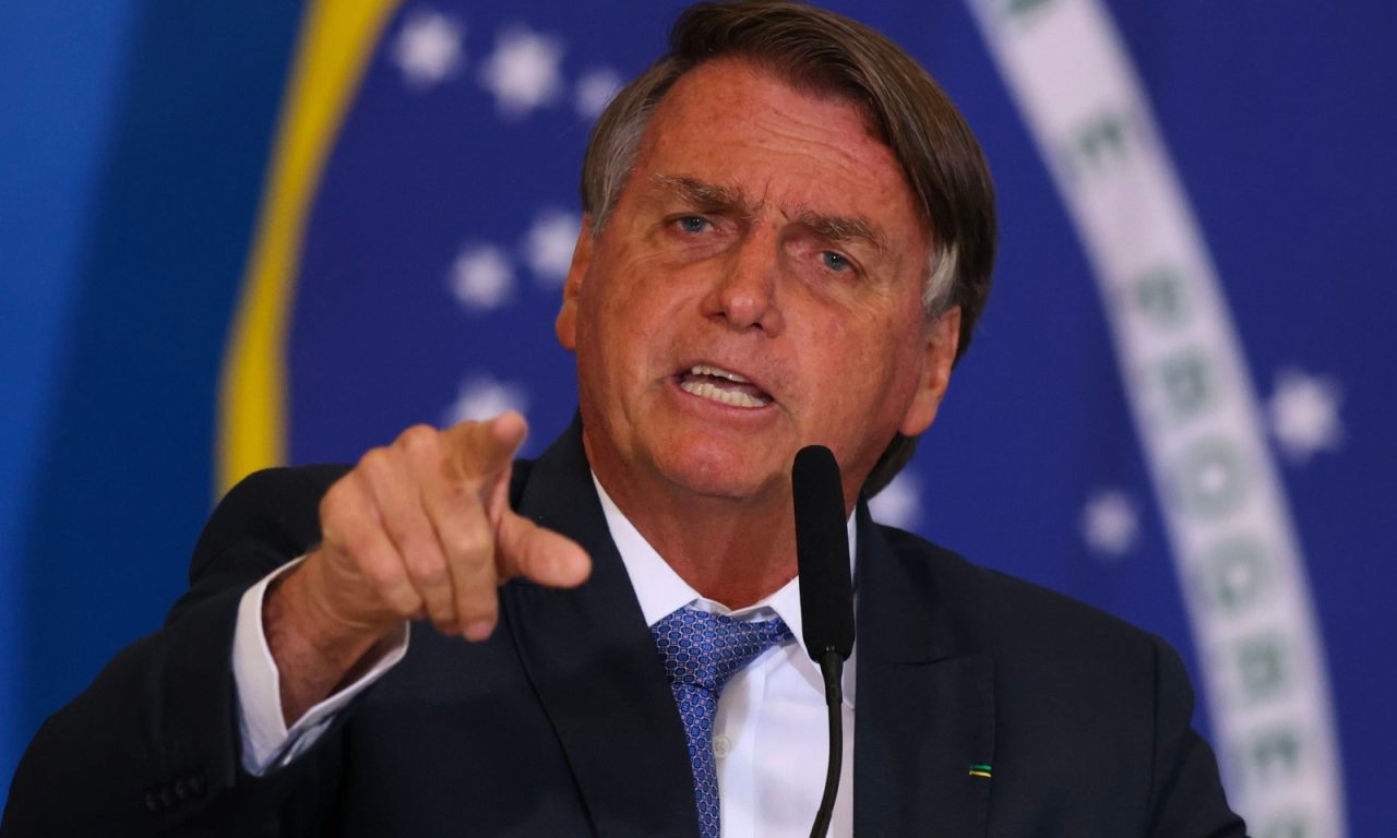 Bolsonaro pediu e aprovou mudança em minuta que previa golpe, diz PF
