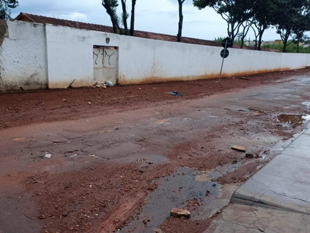 Moradores de Anápolis denunciam descaso da Prefeitura em meio às chuvas: “tanta lama que nem dá para sair de casa”