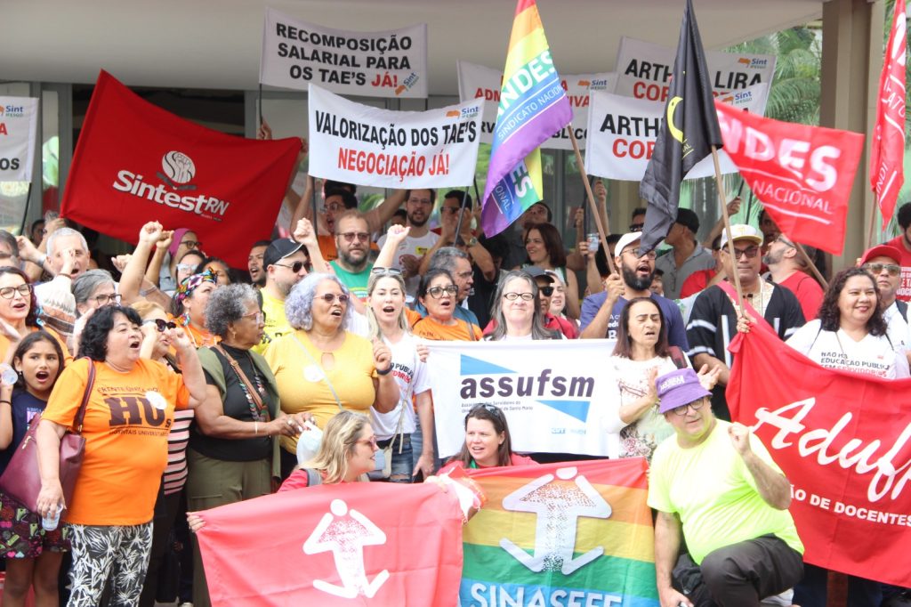 Professores de universidades e institutos federais entram em greve