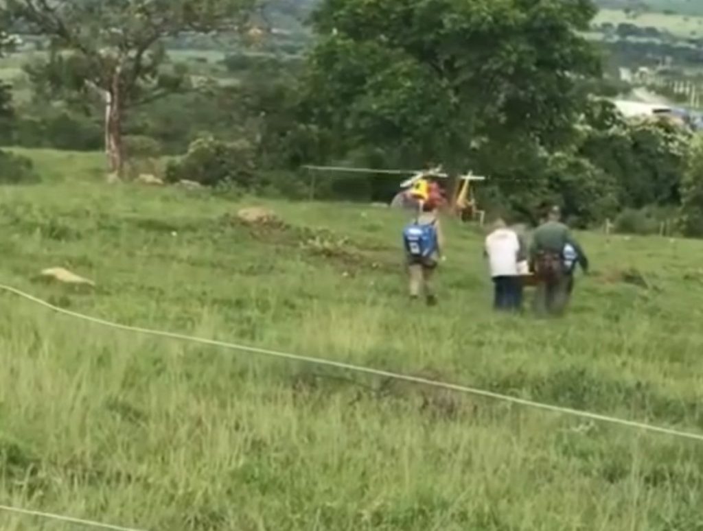 Com ciúme, mulher chama idosa em portão de casa e ateia fogo no rosto dela