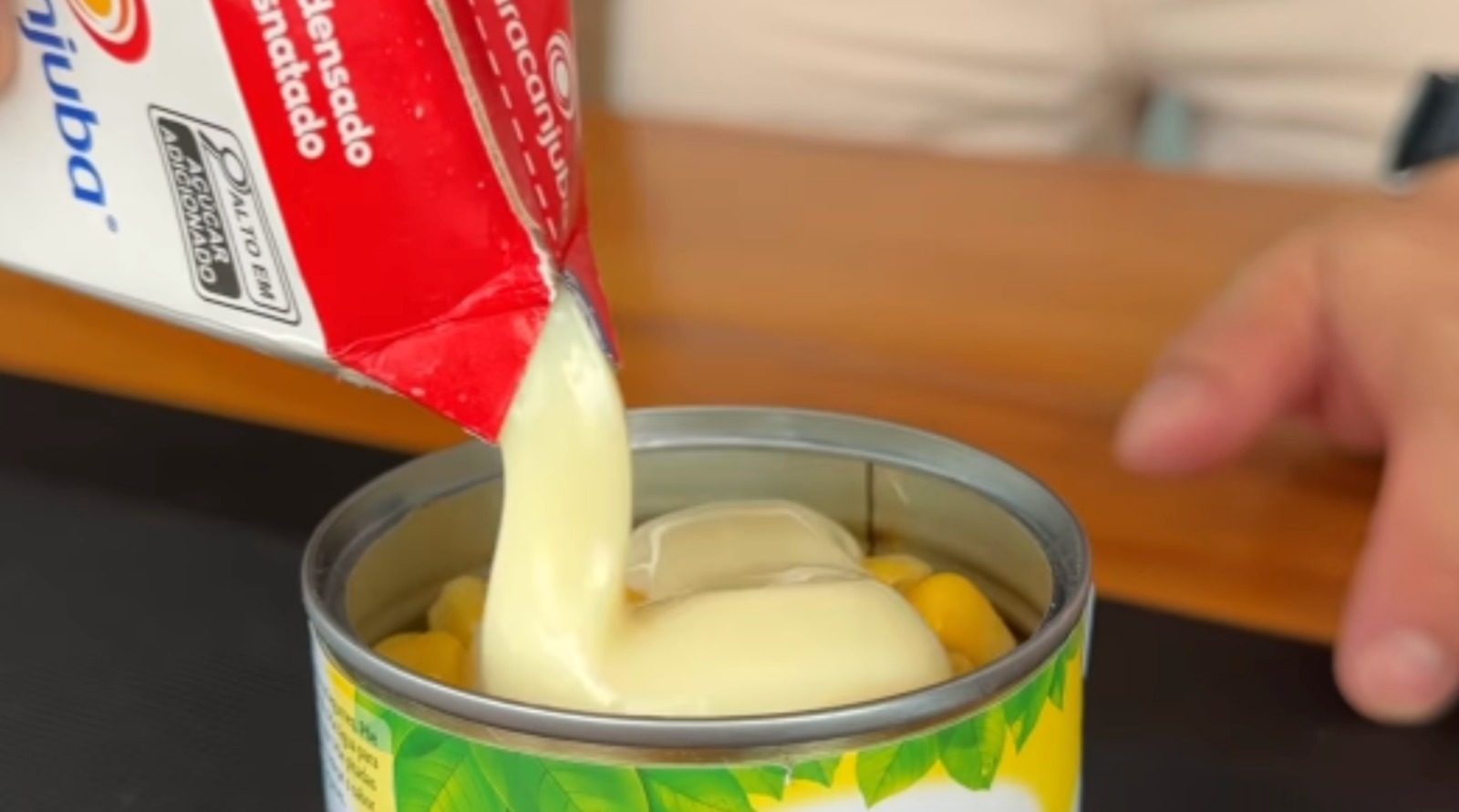 Homem misturou milho com leite condensado e se surpreendeu com o resultado