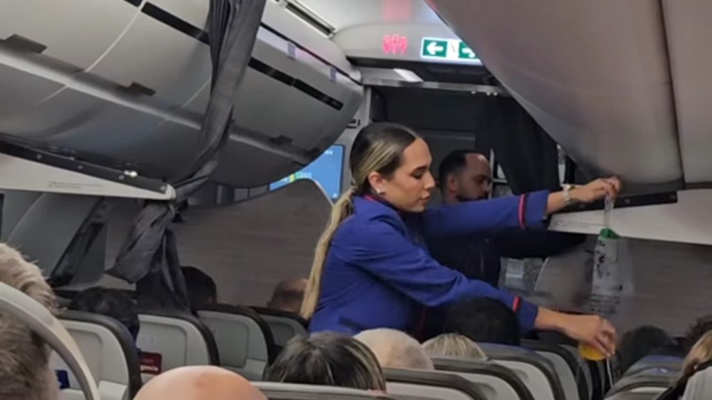 Esses são alguns segredos do avião que os comissários guardam a 7 chaves (os passageiros não sabem)