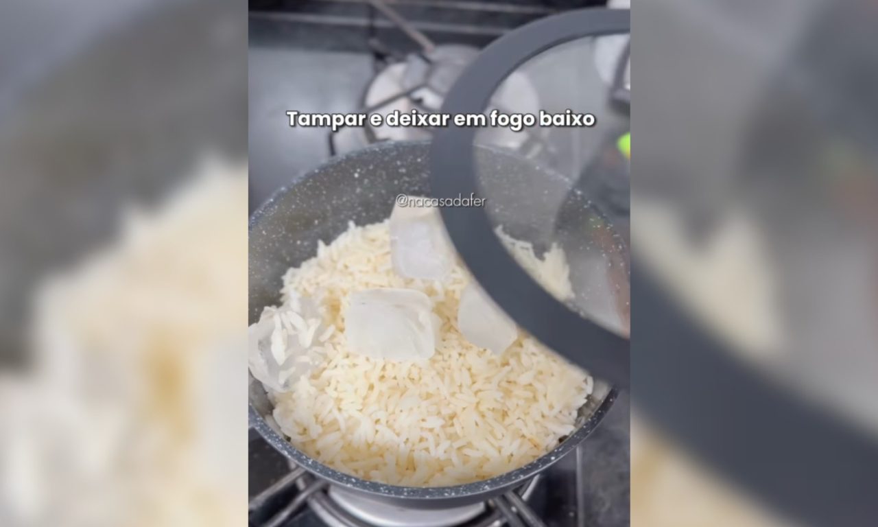 Mulher viraliza ao explicar por que coloca duas pedras de gelo no arroz