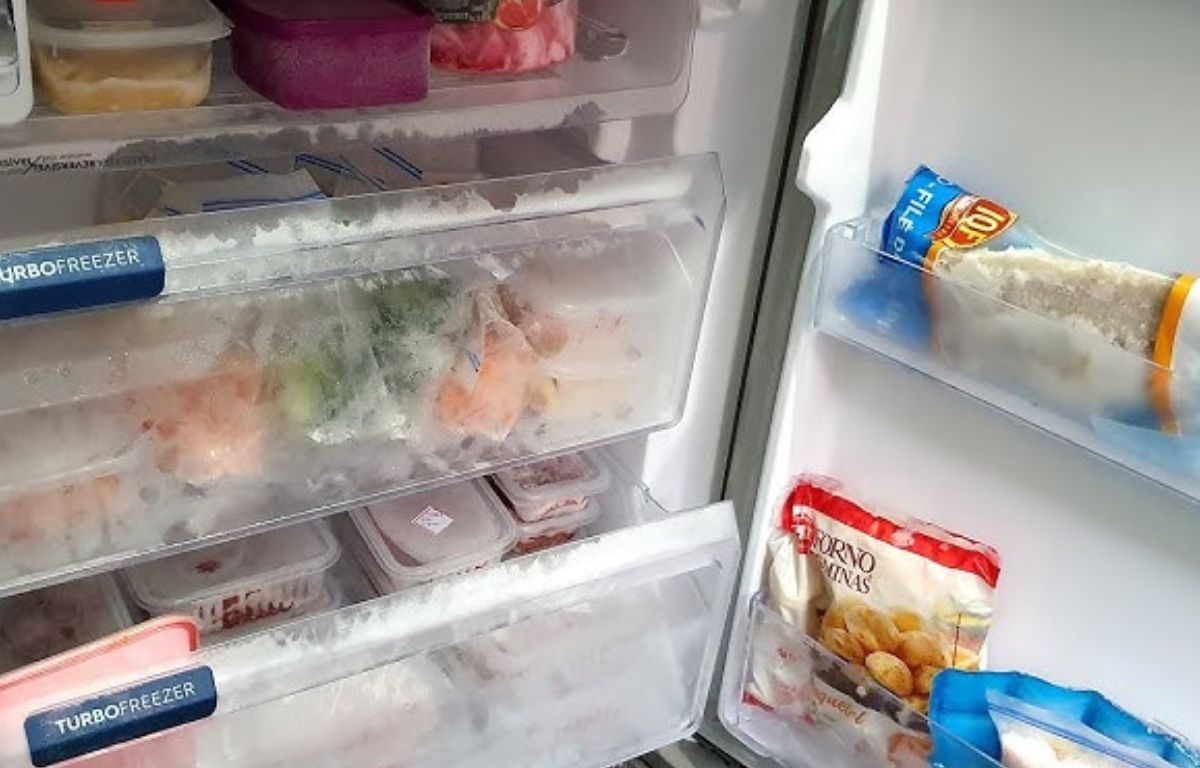 Limpando essa parte da geladeira você vai conseguir reduzir a conta de energia