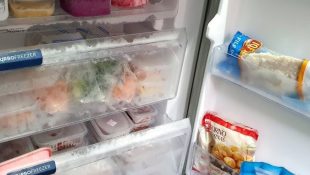 Limpando essa parte da geladeira você vai conseguir reduzir a conta de energia