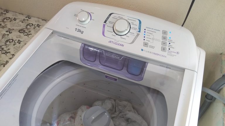 6 erros que quem lava roupas brancas na máquina pode estar cometendo sem saber