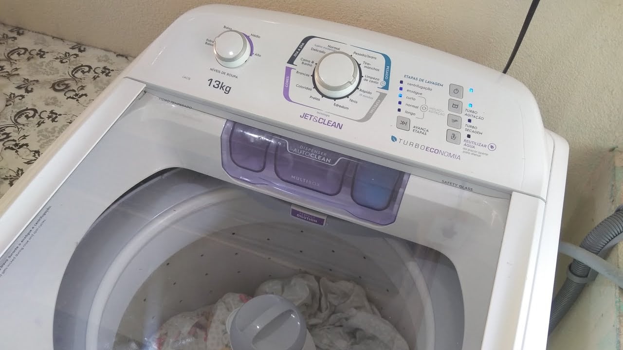 6 erros que quem lava roupa na máquina pode estar cometendo sem saber