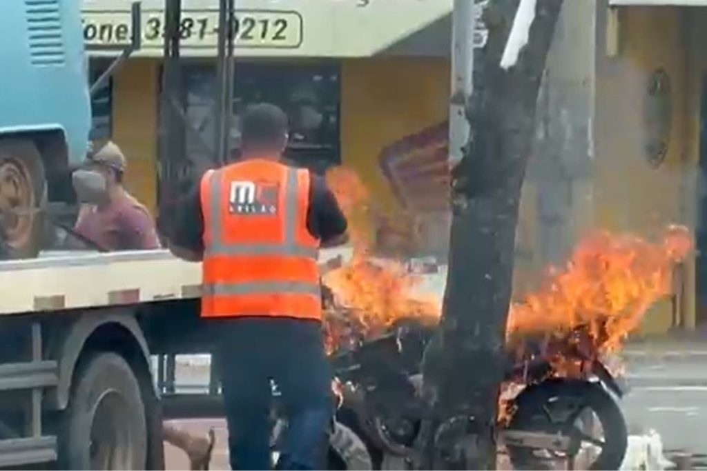 Por vingança, jovem coloca fogo em moto em plena luz do dia em Goiânia