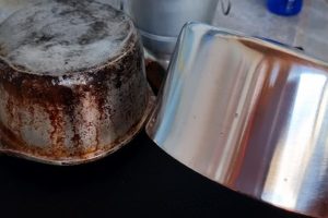 O segredo para deixar a panela de alumínio brilhosa sem muito esforço depois do almoço