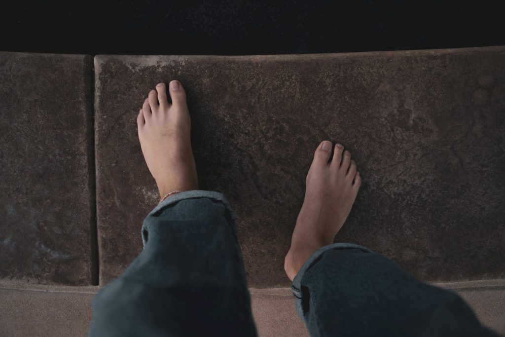 6 benefícios que andar descalço traz para saúde (é impressionante)