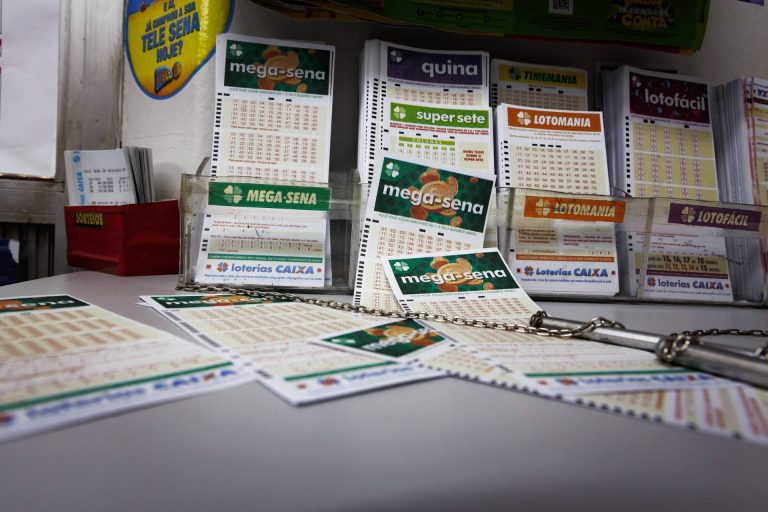 Homem ganha 6 milhões na loteria depois de sequências horríveis de azares: "quase morri"