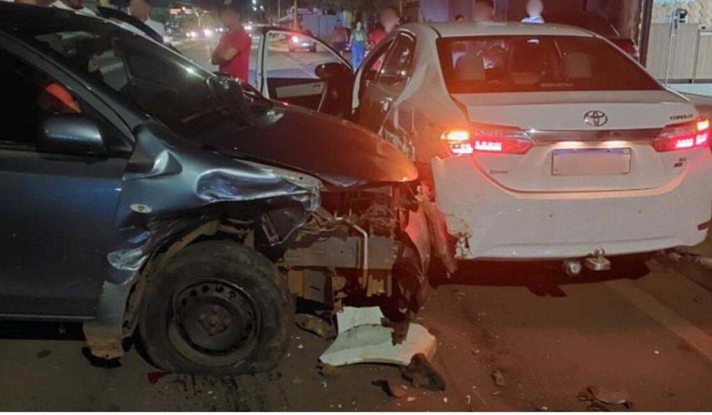 Idosa supostamente embriagada faz estrago em batida na Avenida Pedro Ludovico