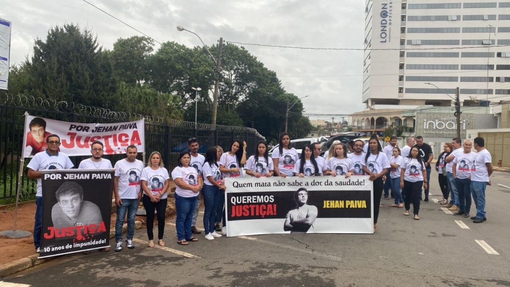 Familiares e amigos de Jehan Paiva se mobilizam no Fórum de Anápolis para realização de júri popular