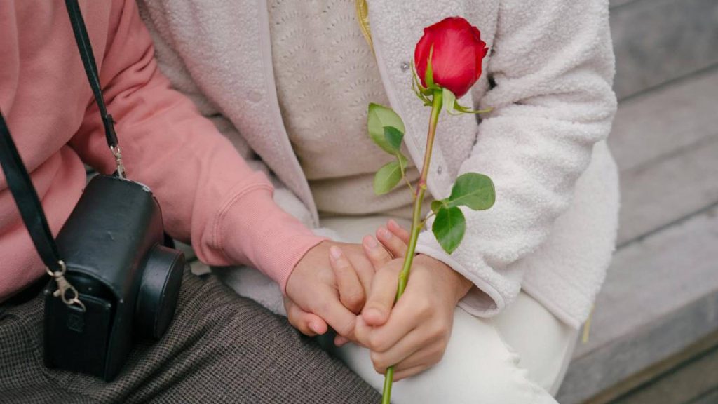 Entregar flores é um dos pequenos hábitos que pode elevar a conexão
