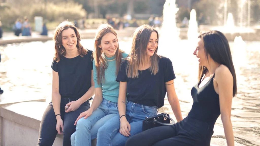 Mulheres olhando para uma pessoa querida por todas