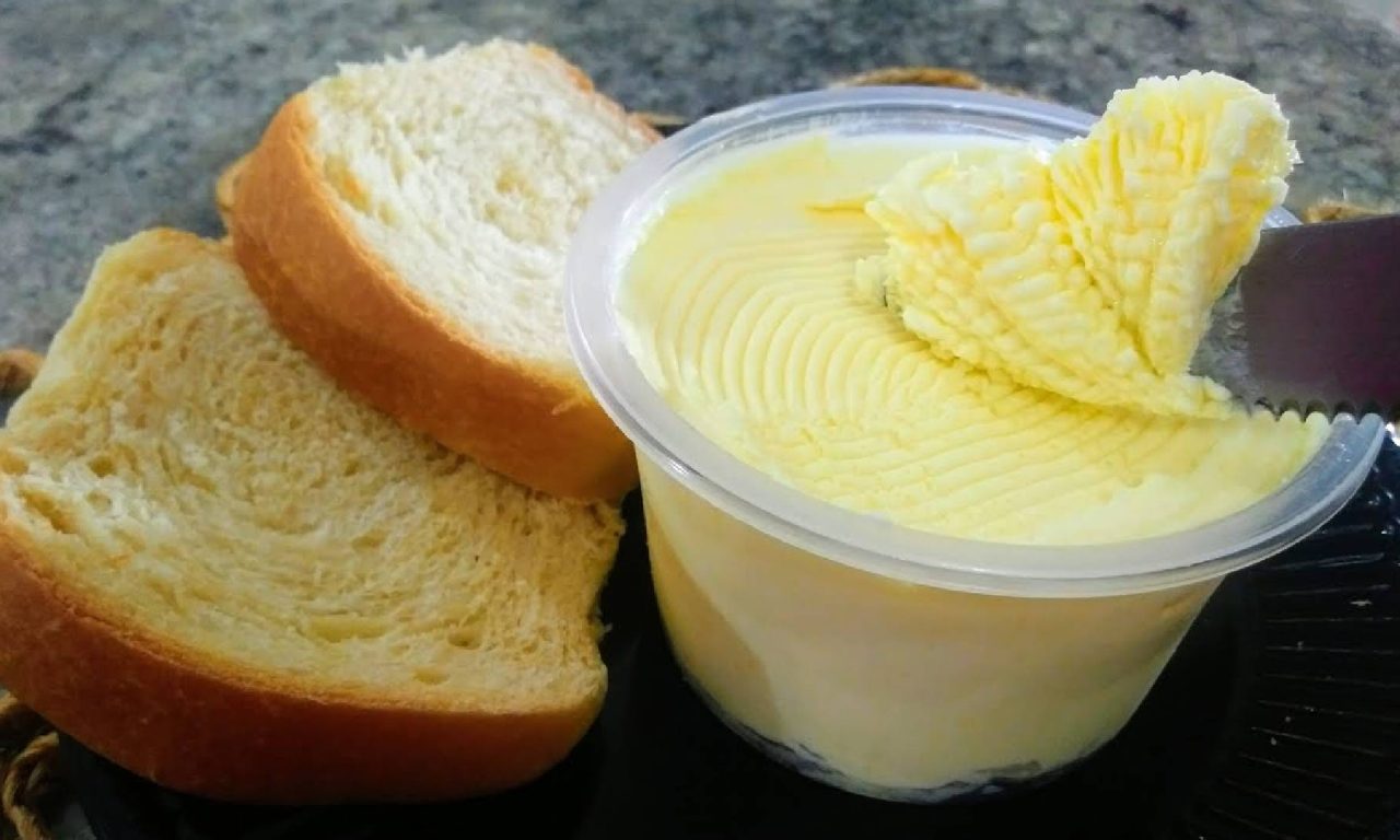 Manteiga caseira com apenas dois ingredientes