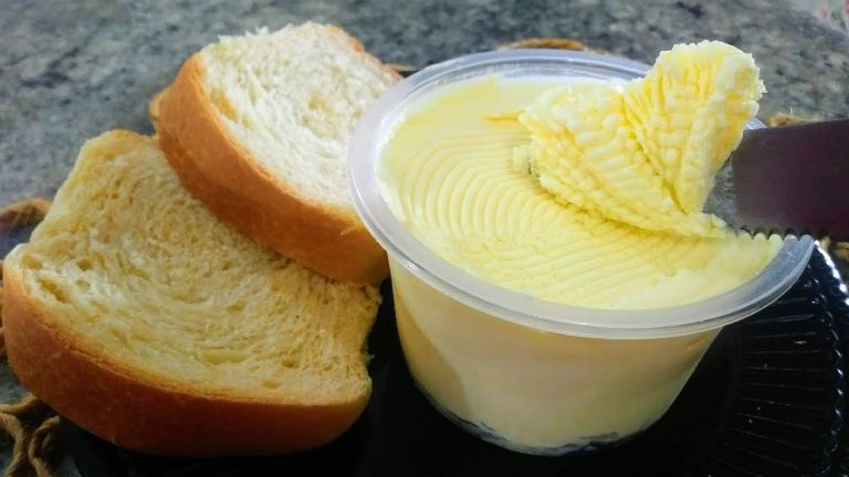 Manteiga caseira com apenas dois ingredientes