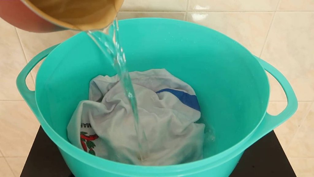 Ajuste a temperatura da água para lavar o uniforme