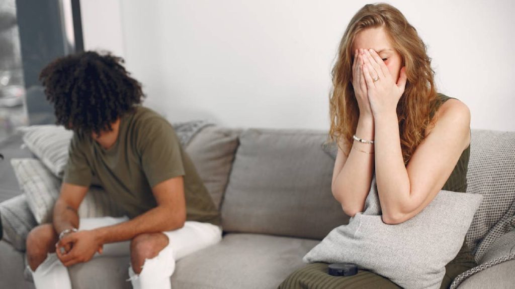 afastar pessoas Mãe e pai descobrem, depois 4 anos, que o nome do filho estava errado