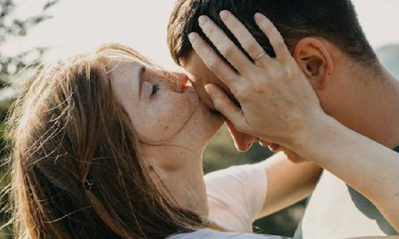 6 frases que todo homem deve dizer para elevar a autoestima de uma mulher