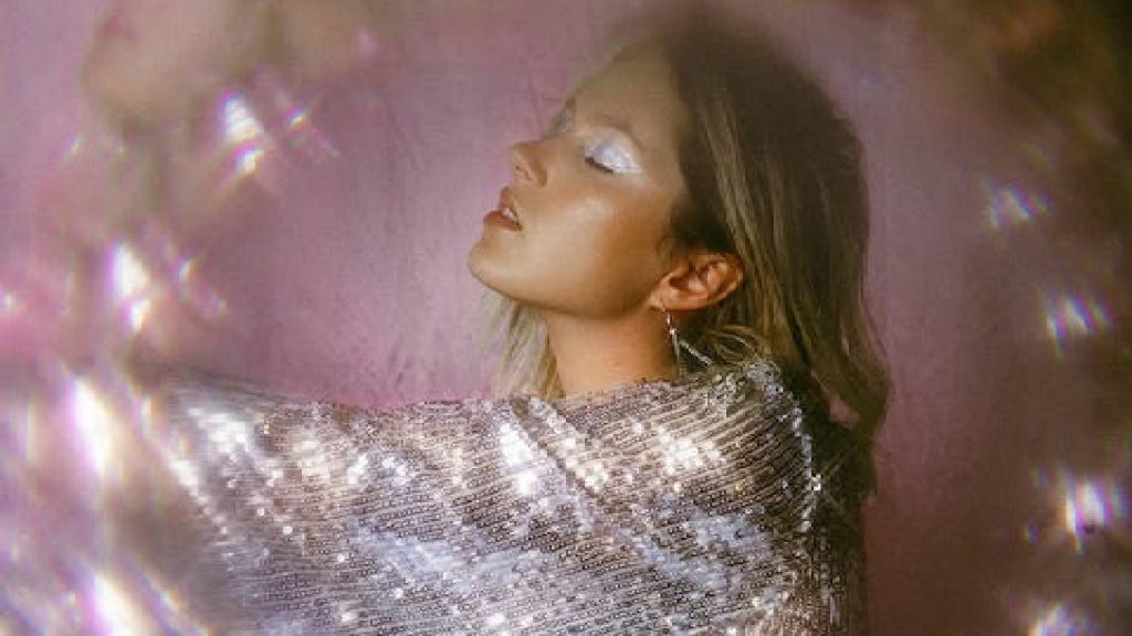 Mulher deslumbrante simbolizando características que indicam um brilho único