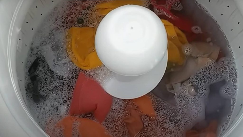 Manter a roupa molhada na máquina pode trazer consequências