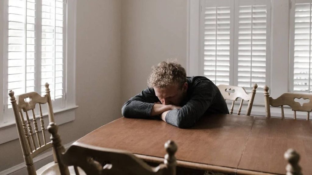 6 hábitos silenciosos que estão destruindo a confiança que as pessoas têm em você