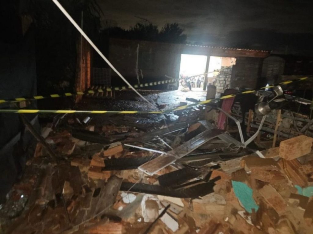 Após vazamento, botijão de gás explode e destrói casa por completo no interior de Goiás