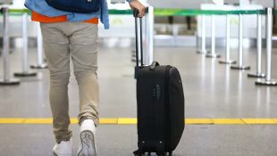 País vai pagar passagem de avião e hospedagem para brasileiros que querem viajar andam de avião