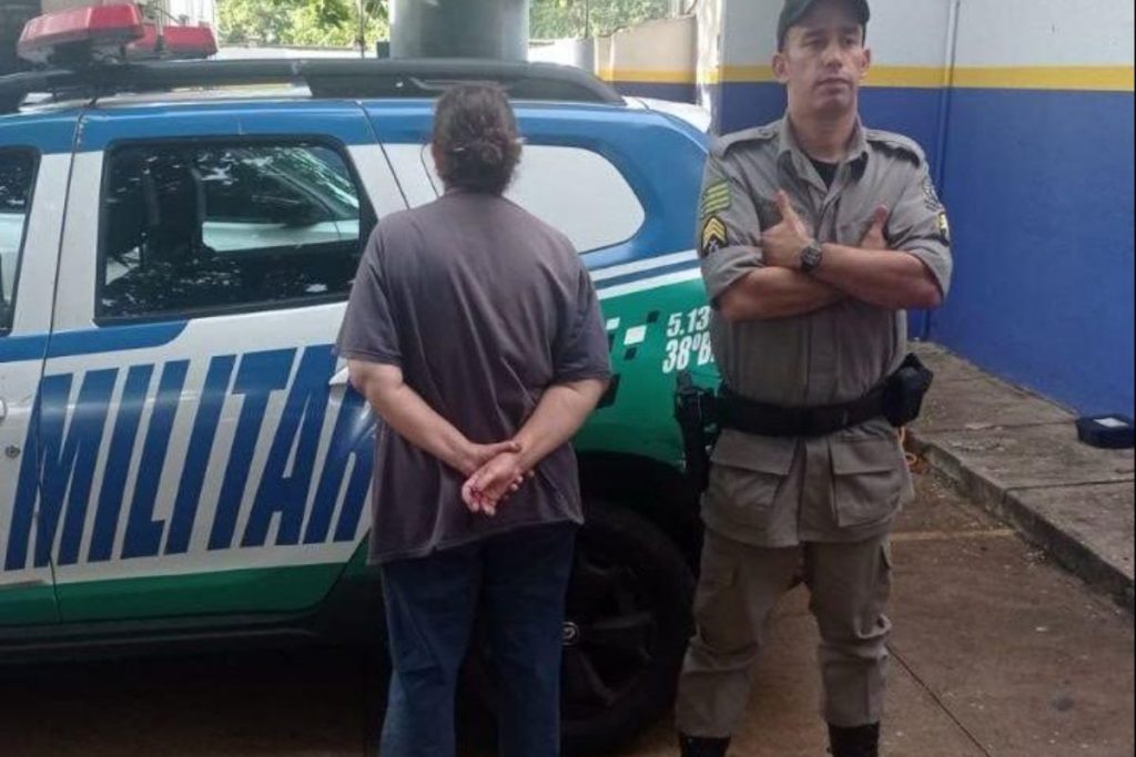 Idosa é presa após jogar sacos com urina e dejetos em motorista de Goiânia