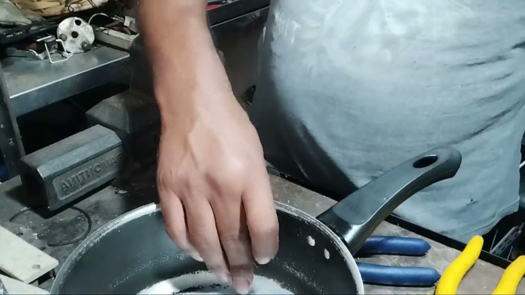 Descubra a verdadeira utilidade dos furos nos cabos das panelas