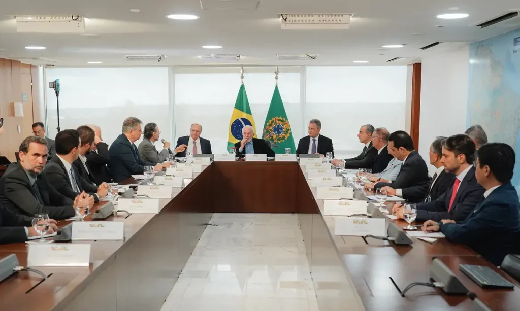 Governo e montadoras debatem produção de carros bioelétricos no Brasil