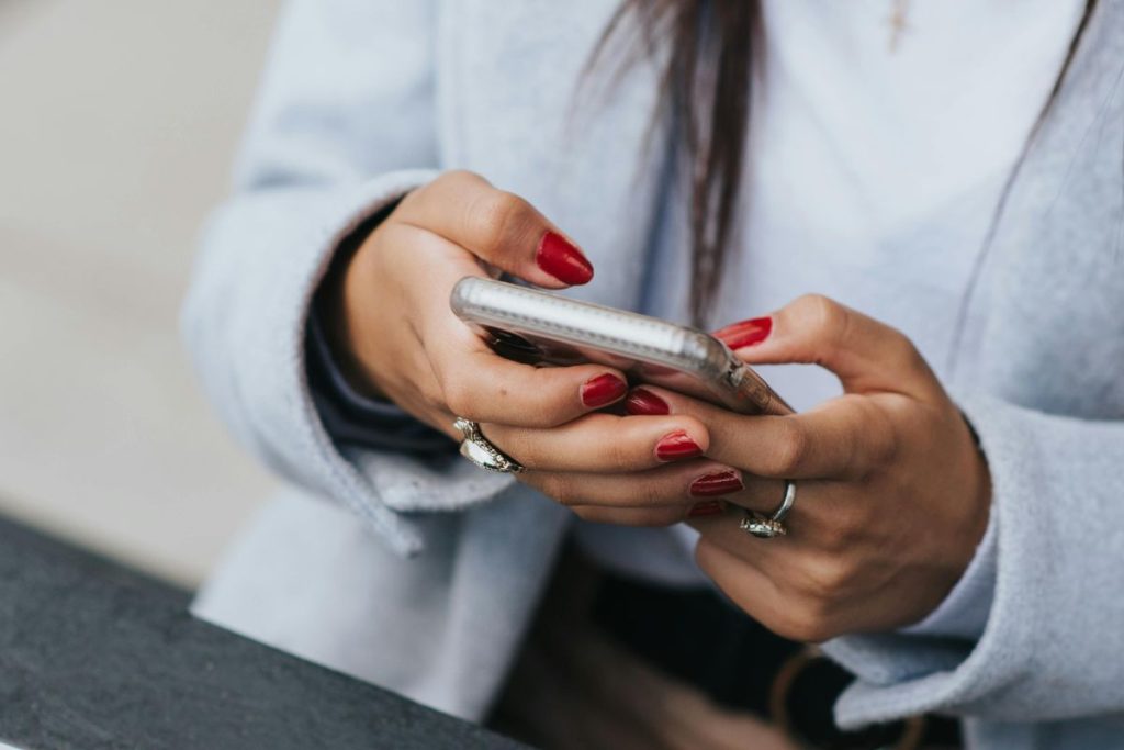 6 frases para mandar no WhatsApp quando quiser beijar alguém