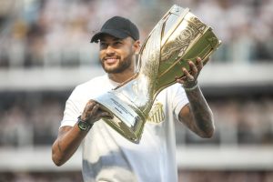 Neymar Júnior, jogador do Santos com o troféu do campeonato paulista antes da partida entre Santos e Palmeiras no estádio Vila Belmiro pelo campeonato Paulista 2024.