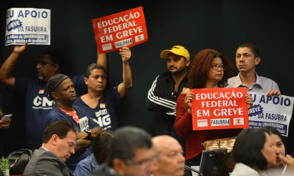 Professores de universidades e institutos federais entram em greve