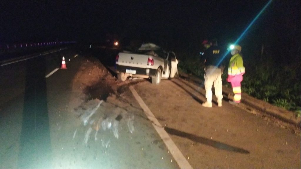 Homem fica preso às ferragens e morre após bater em caminhão carregado de maracujás