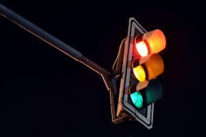 Atenção, motoristas: passar no sinal amarelo pode dar multa ou não?