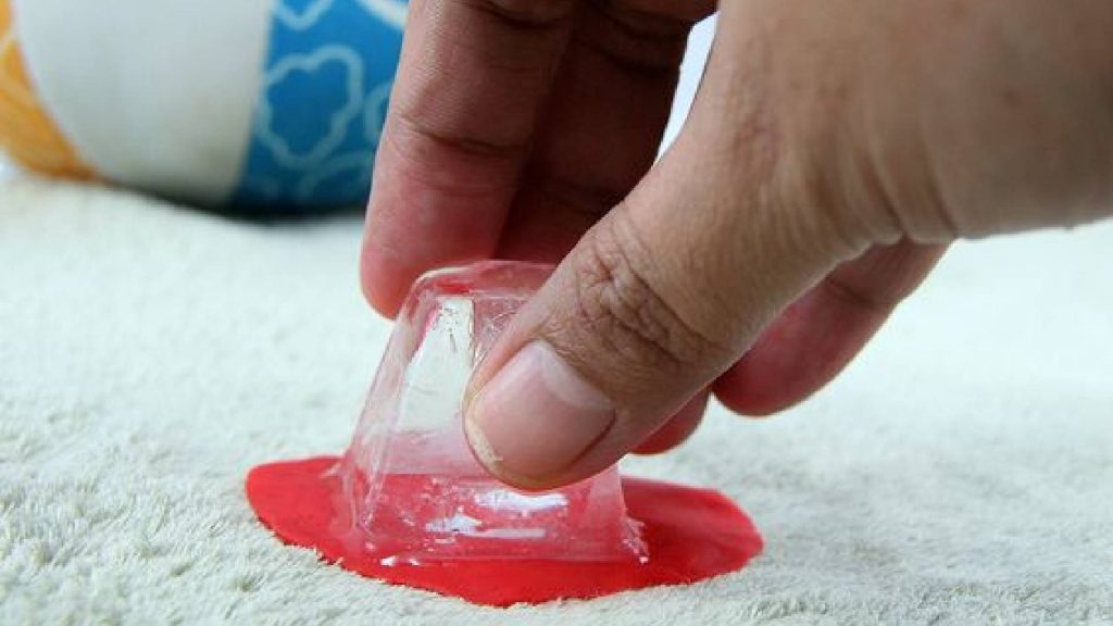 Gelo pode remover manchas e até chiclete