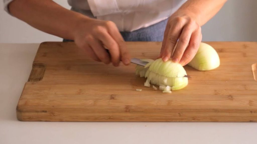 Quem pica cebola precisa descobrir esses truques para eliminar o odor das mãos