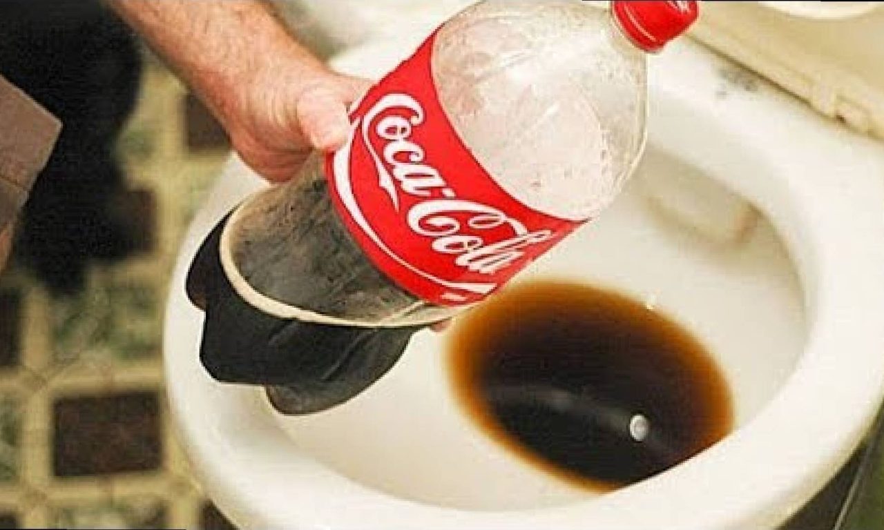 O uso da Coca-Cola no vaso sanitário tira manchas