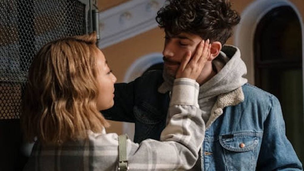 Como uma pessoa falsa costuma elogiar outra, de acordo com a ciência