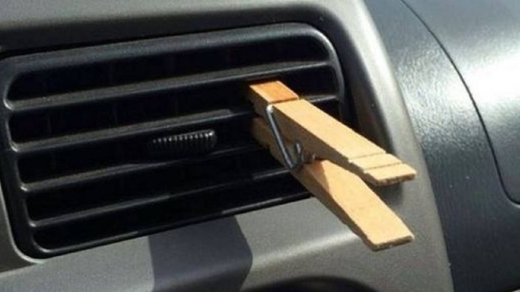 Colocar o prendedor na saída do ar melhora o aroma do carro