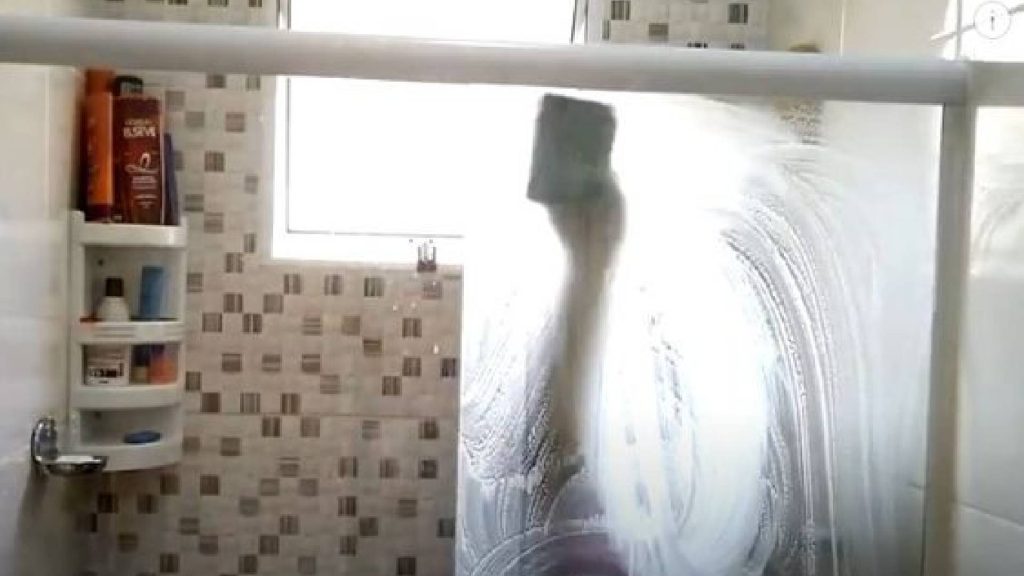 É possível limpar o box do banheiro utilizando apenas detergente de coco