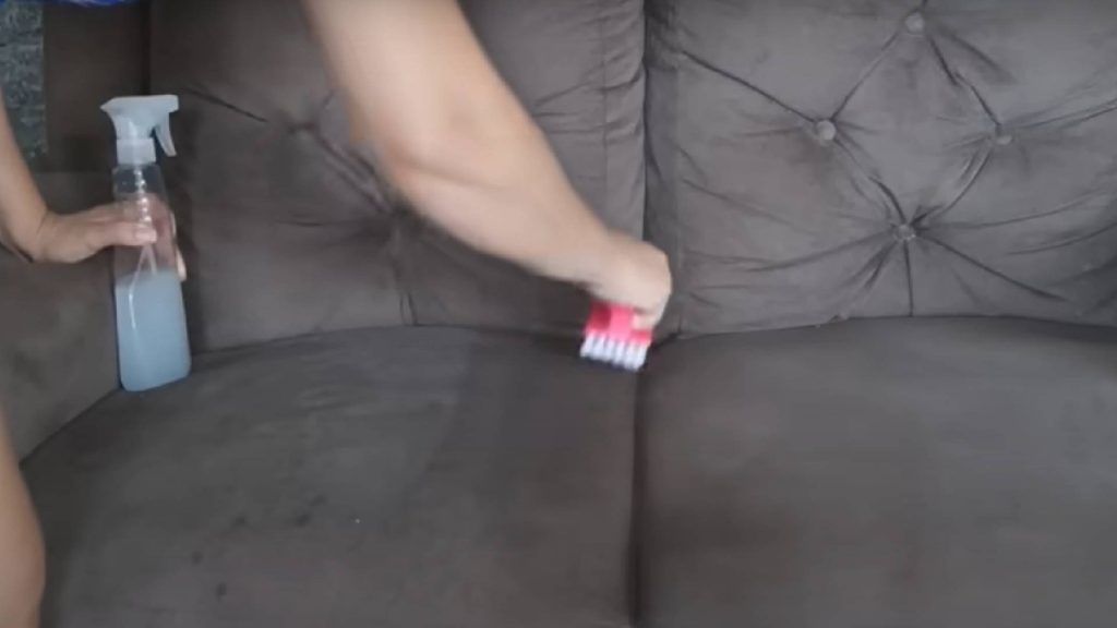 Misturinha mágica para limpar o sofá de casa