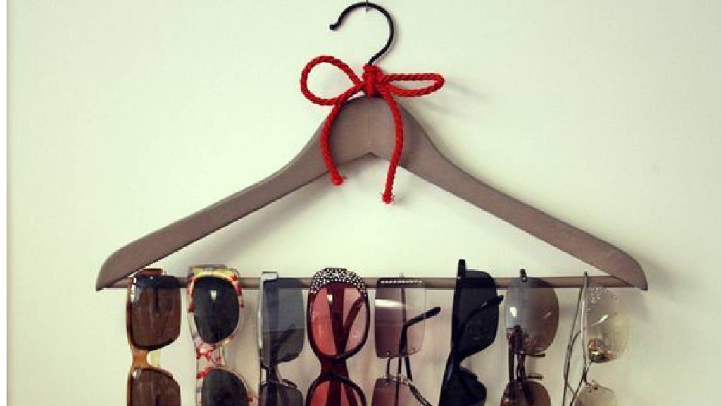 O cabide é um excelente organizador de óculos