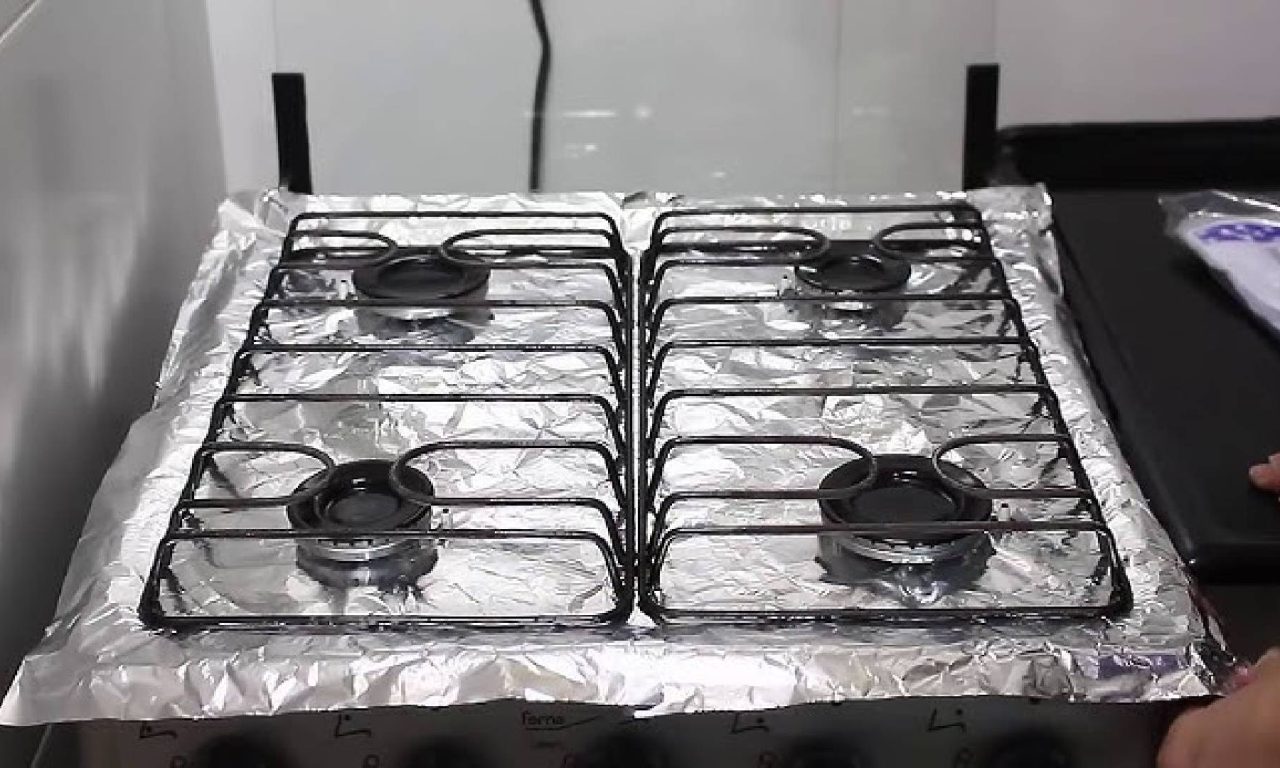 Um dos usos proibidos do papel alumínio é colocá-lo no fogão