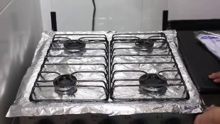 Um dos usos proibidos do papel alumínio é colocá-lo no fogão