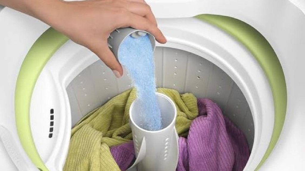 É possível economizar ao lavar roupa