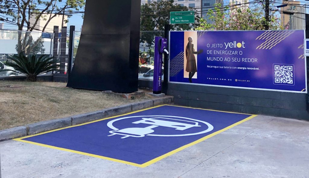 Estação de recarga de bateria para veículos elétricos da startup goiana YellotMob. (Foto: Divulgação)